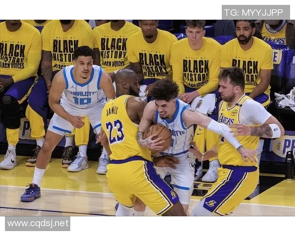 湖人东契奇率队挑战黄蜂,拉梅洛·鲍尔缺阵,NBA常规赛悬念丛生